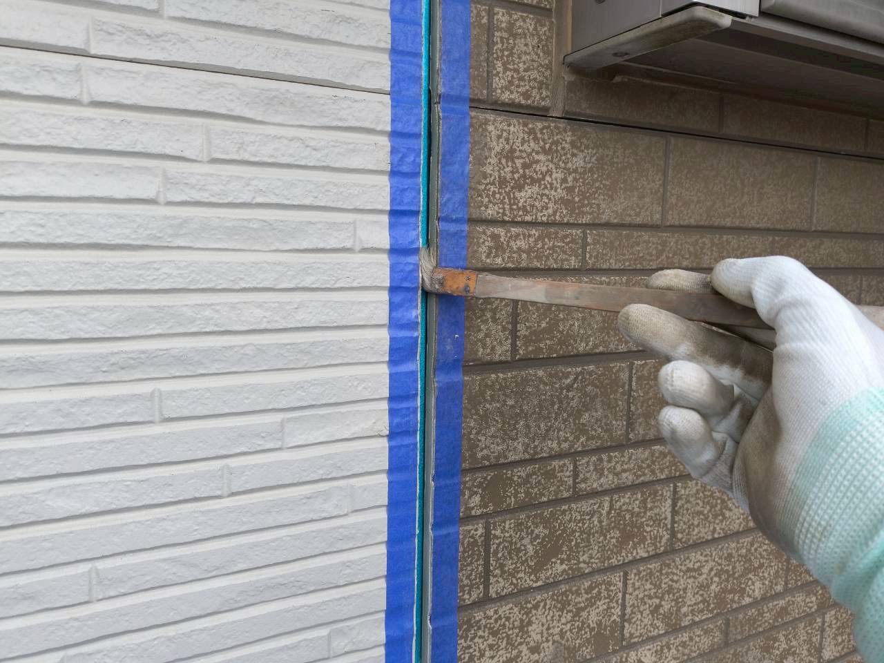 外壁目地にマスキングテープを貼りプライマーを塗布